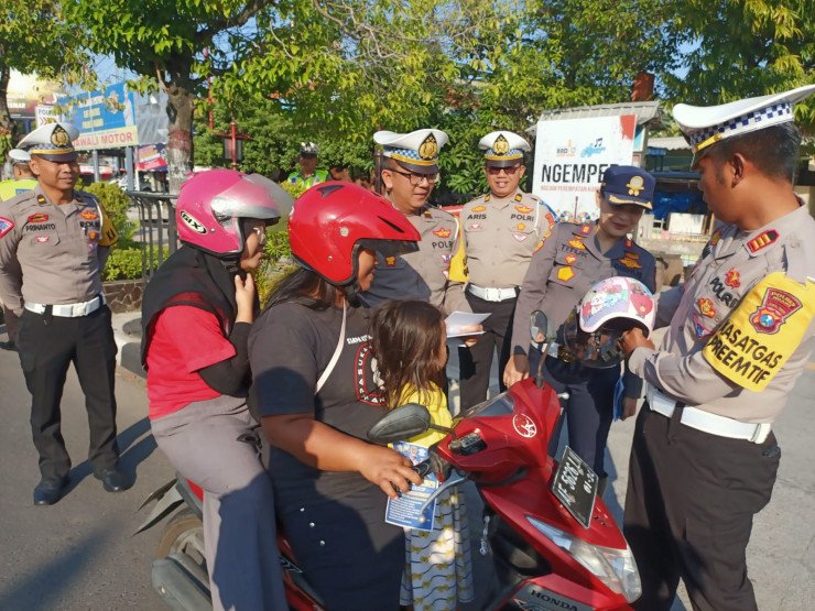 Operasi Patuh Semeru 2023 Polisi Berbagi Helm Gratis di Ngawi