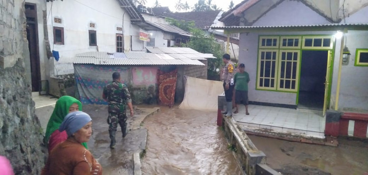 Kompak, Polisi Bersama TNI Bantu Masyarakat Terdampak Banjir di Banyuwangi