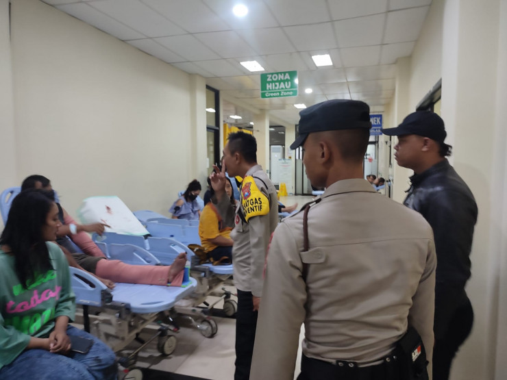 Gercep, Polres Blitar Kota Bantu Tangani Pohon Tumbang di Alun – alun Akibat Angin Kencang