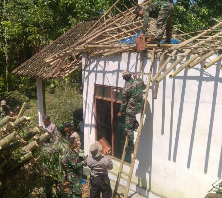 Kompak, Polisi Bersama TNI dan Warga Perbaiki Rumah Pasca Angin Puting Beliung di Bondowoso