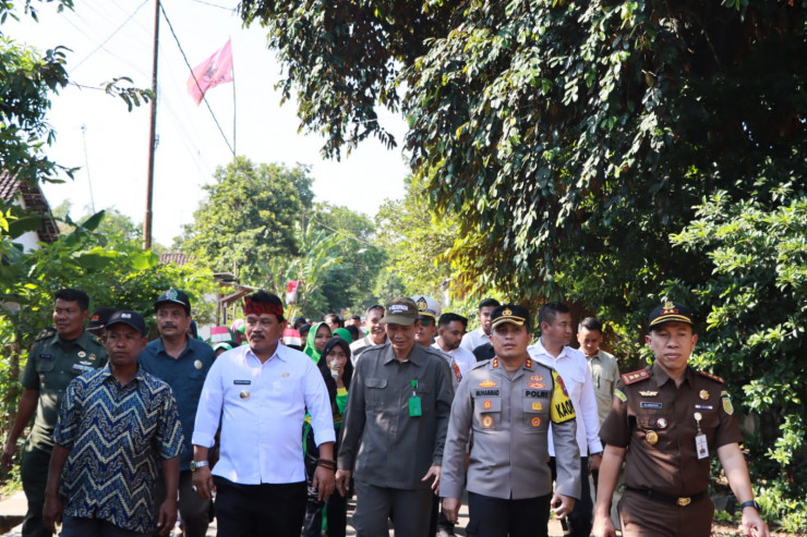Polres Nganjuk Gandeng BASNAZ dan Pemdes Gelar Program Bedah Rumah