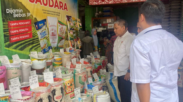 Satgas Pangan Polda Jatim Dampingi Satgas Pangan Bareskrim Polri Sidak Pasar Sentra Beras di Sidoarjo