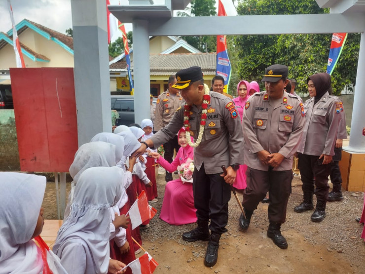 Polisi Peduli Pendidikan, Polres Jember Renovasi Gedung SD Pakis 2