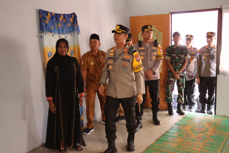 Sujud Syukur Keluarga Penerima Bedah Rumah Presisi dari Polres Bojonegoro