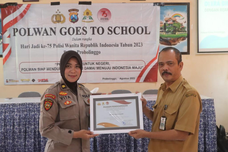 Tangkal Berita Hoax, 'Srikandi Hebat' Polres Probolinggo Datangi Sekolah di Probolinggo