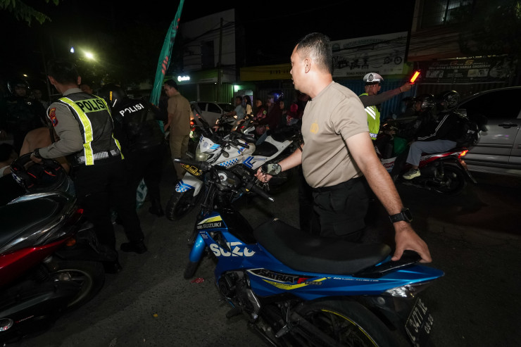 Polrestabes Surabaya Amankan Belasan Remaja Konvoi Tutup Jalan Saat Malam Takbir