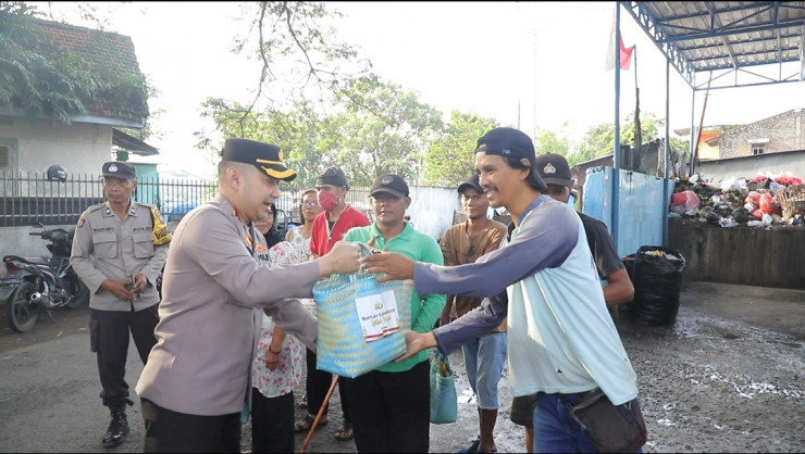 Polres Kediri Kota Patroli Kamtibmas di Bulan Ramadhan Sambil Berbagi Berkah