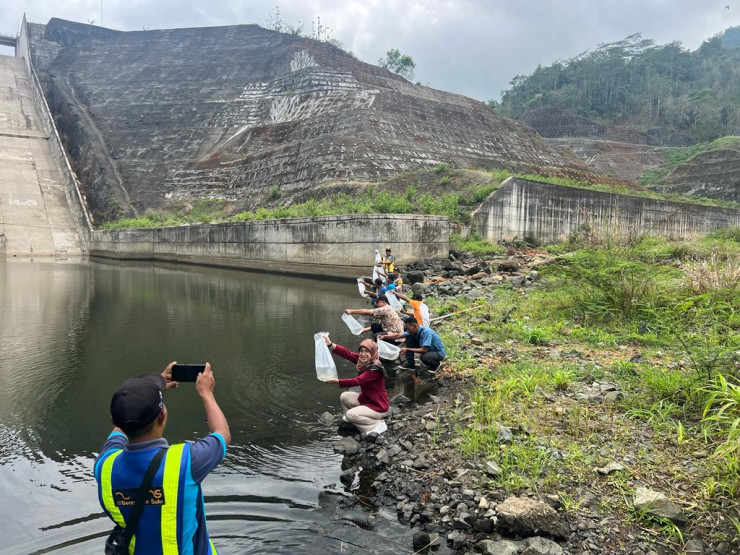 Tebar Benih Ikan, Cara Bhabinkamtibmas Polres Pacitan Jaga Habibat Air