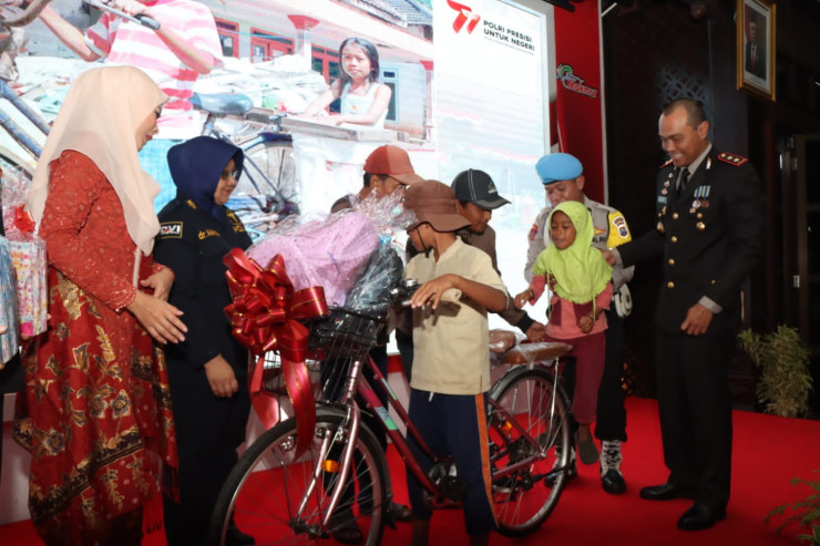 Hari Bhayangkara Ke-77, Kapolres Malang Berikan Bantuan Sepeda Untuk Kakak-Adik Pencari Rosokan
