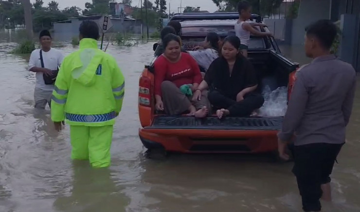 Gerak Cepat, Polisi bersama TNI dan BPBD Evakuasi Ribuan Warga Terdampak Banjir di Bangkalan