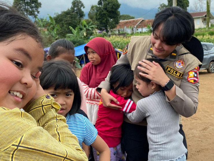Upaya Polri Kembalikan Senyum Anak-anak dan Ibu-ibu Korban Gempa Cianjur
