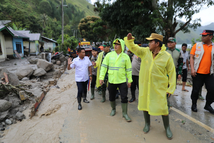 Kapolda Sumut Salurkan Bantuan dan Pastikan Pencarian Korban Longsor di Humbahas
