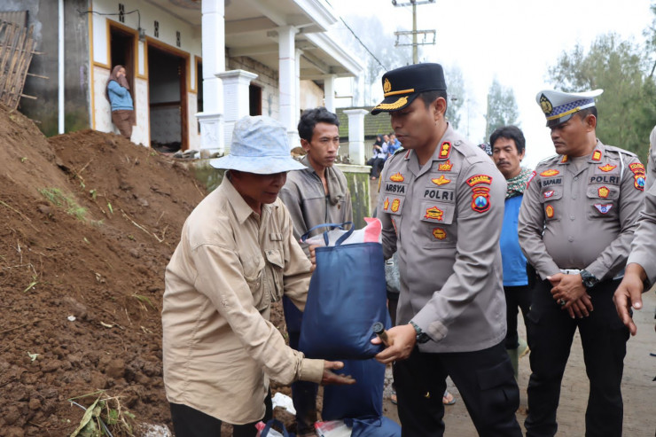 Respon Cepat Polres Probolinggo Beri Bantuan Sosial untuk Warga Terdampak Longsor di Sukapura