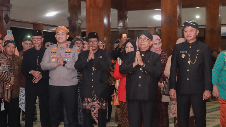 Sinergitas TNI Polri dan Forkopimda Blitar Gelar Brokohan di Harlah Pancasila