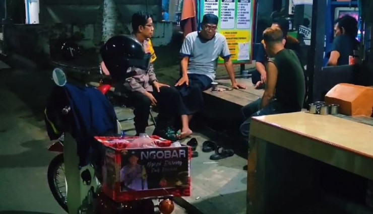 *Cara Unik Pak Bhabin Dlanggu Ajak Masyarakat Jaga Kamtibmas di Mojokerto*