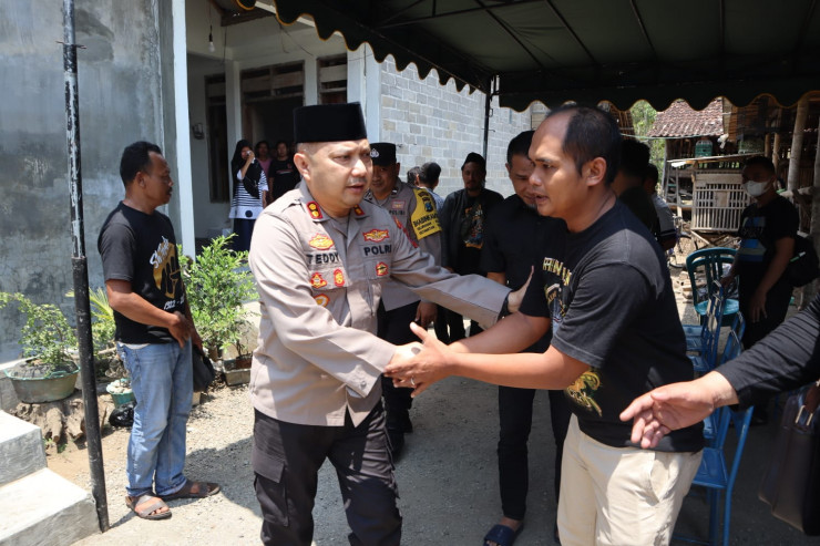 Takziah ke Rumah Duka, Kapolres Kediri Kota Berkomitmen Ungkap Kasus Pengroyokan