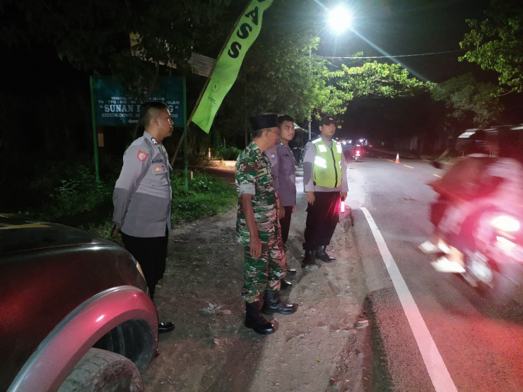 Pastikan Arus Balik Mudik Lancar, Polisi Bersama TNI Siaga Jalur Pantura Hutan Baluran Situbondo*