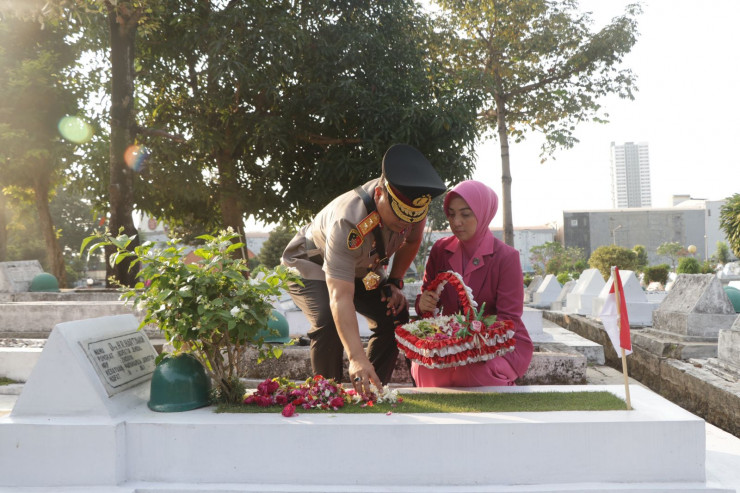 Peringati Hari Bhayangkara ke 77 Polda Jatim Ziarah di Taman Makam Pahlawan dan Tabur Bunga di Laut Jawa
