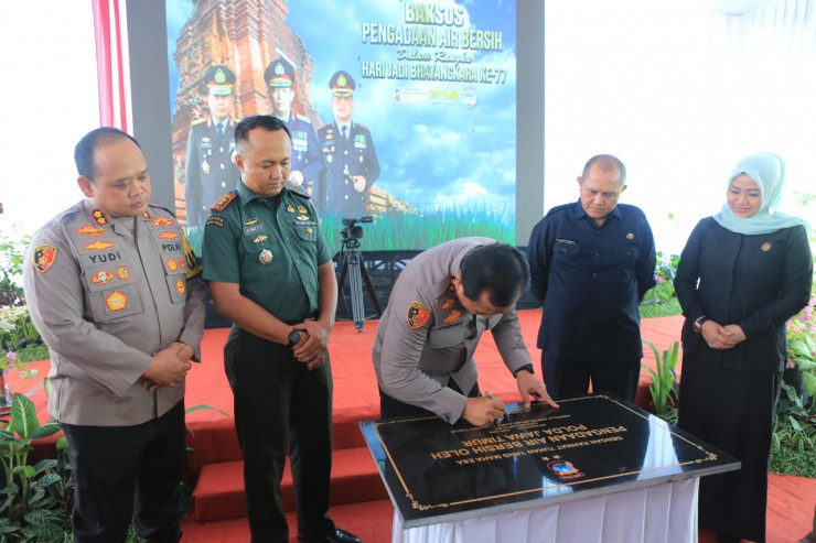 Sambut Hari Bhayangkara ke 77 Kapolda Jatim Salurkan Bantuan Air Bersih dan Bedah Rumah