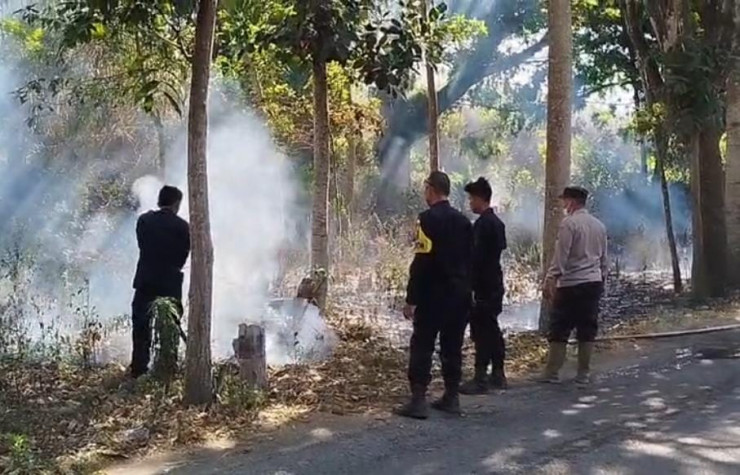 Sinergi Polres Bondowoso dan Tim Gabungan Padamkan Karhutla di Kawasan Wisata Black Lava Ijen