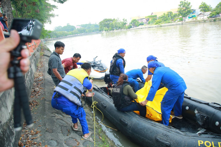 Tim SAR Ditpolairud Polda Jatim Berhasil Evakuasi 9 Motor dan Penumpang Perahu Tambangan Yang Tenggelam