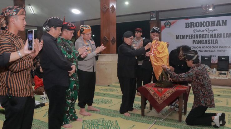 Sinergitas TNI Polri dan Forkopimda Blitar Gelar Brokohan di Harlah Pancasila