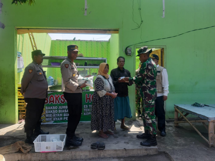 Kompak, Polisi Bersama TNI Gelar Baksos Pasca Angin Kencang di Probolinggo