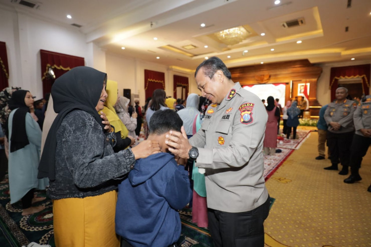Kapolda Jatim Dampingi Gubernur Gelar Silaturahmi dan Pemberian Bantuan Keluarga Korban Kanjuruhan
