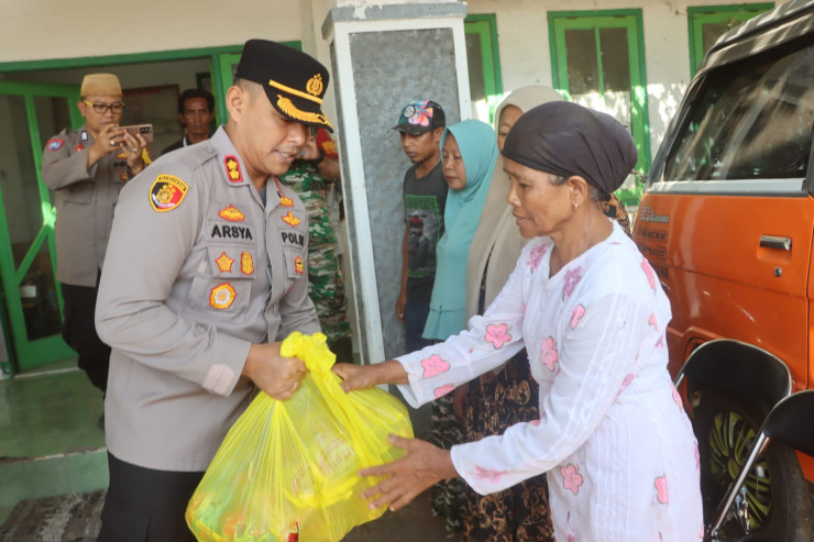 Polres Probolinggo Berikan Bansos Untuk Korban Kebakaran di Area TPI Paiton