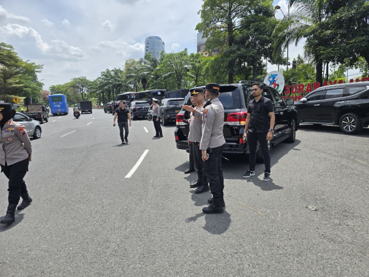 Massa Aksi Buruh di Jatim Berjalan Tertib, Polresta Sidoarjo Kawal Hingga Batas Kota Surabaya