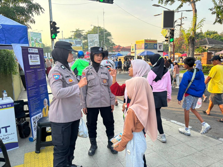 Polwan Polresta Sidoarjo Patroli dan Amankan Car Free Day di Kawasan Alun-Alun