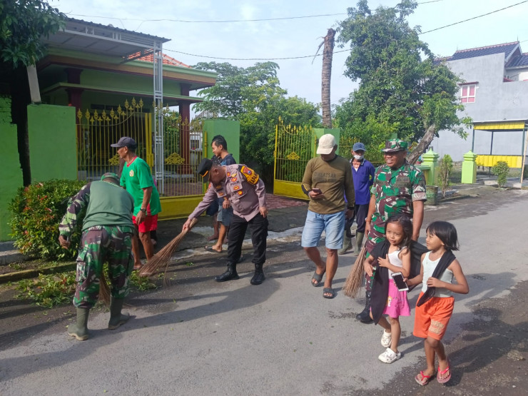 Polisi dan TNI Turun Bareng Warga Kerja Bakti di Desa Gempol Klutuk Tarik
