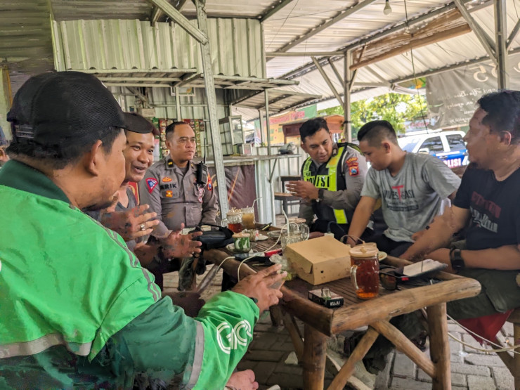Sampaikan Pesan Kamseltibcarlantas Polres Bojonegoro Ngopi Bareng Ojol