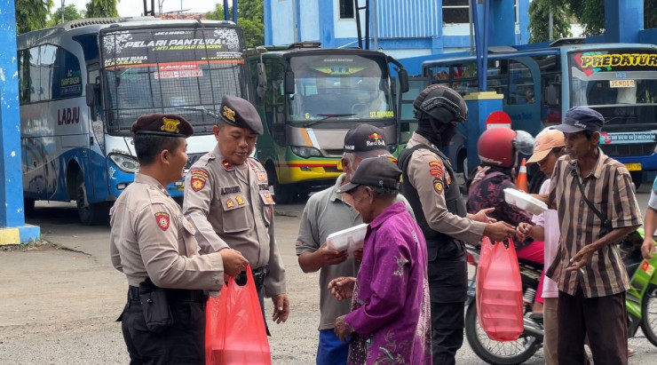 Polres Situbondo Bikin Senyum Bahagia Pekerja Jalanan Dengan PASABER