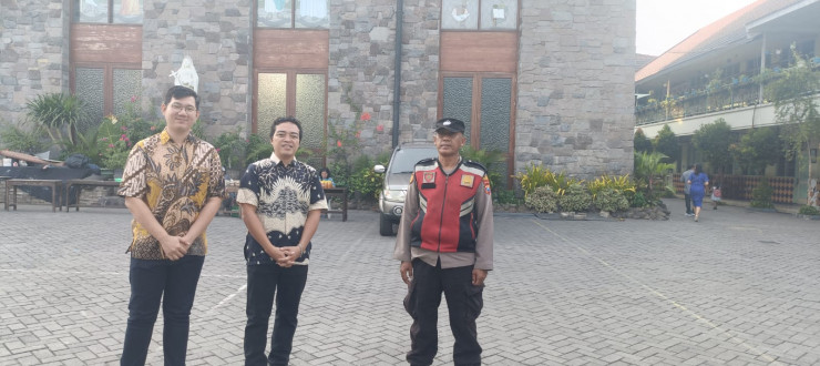 Polsek Krian pengamanan ke giatan Ibadah Rutin Mingguan di Gereja Santa Monica