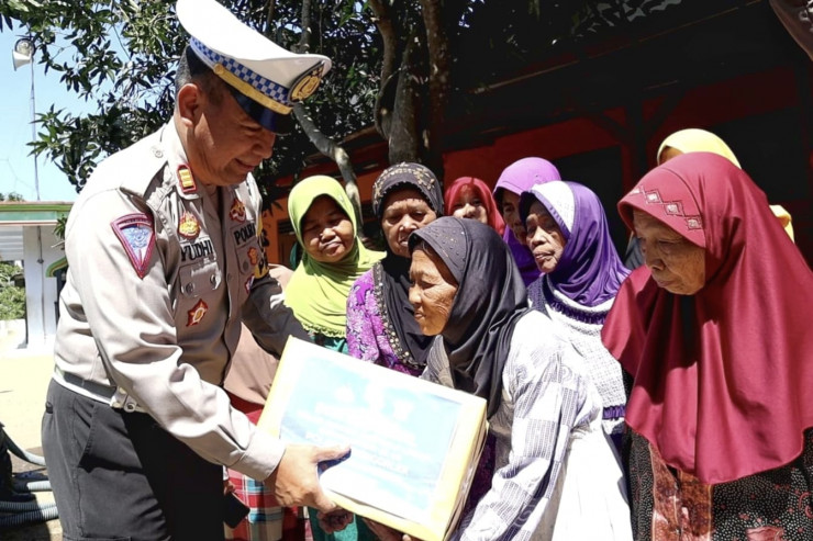 Sambut Hari Lalu Lintas Bhayangkara ke 68, Polantas Trenggalek Dropping Air Bersih Untuk Warga