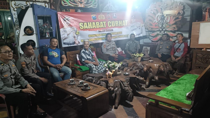 Kapolsek Porong Sambangi Tokoh Masyarakat, Ajak Warga Jaga Kondusivitas Jelang Pemungutan Suara Pilkada 2024