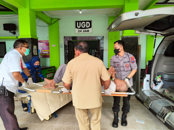 Peduli Sesama Pak Bhabin di Blitar Sigap Tolong Lansia Terlantar