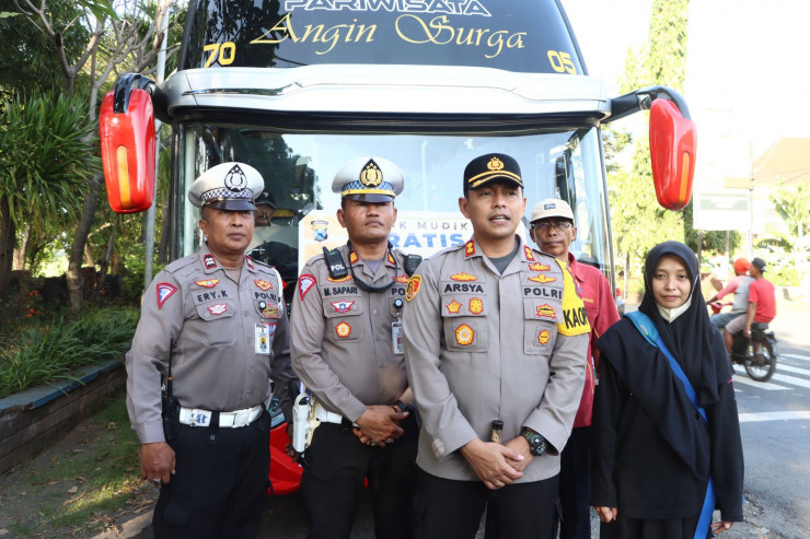 Kapolres Probolinggo Berangkatkan Dua Bus Balik Mudik Gratis