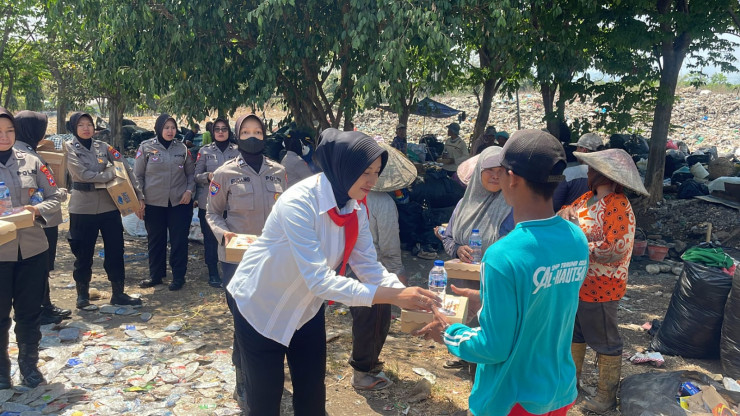 Polisi Peduli, Srikandi Polres Probolinggo Berbagi Berkah untuk Pemulung