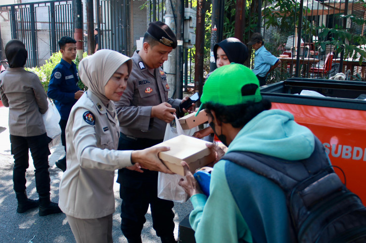 Jumat Berkah, Bidhumas Polda Jatim Berbagi Ratusan Nasi Kotak Gratis