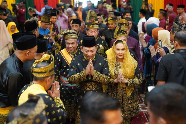 Kapolri Terima Anugerah Adat Ingatan Budi dari LAM Riau: Simbol Kehormatan, Amanah Moral, dan Komitmen Kebangsaan