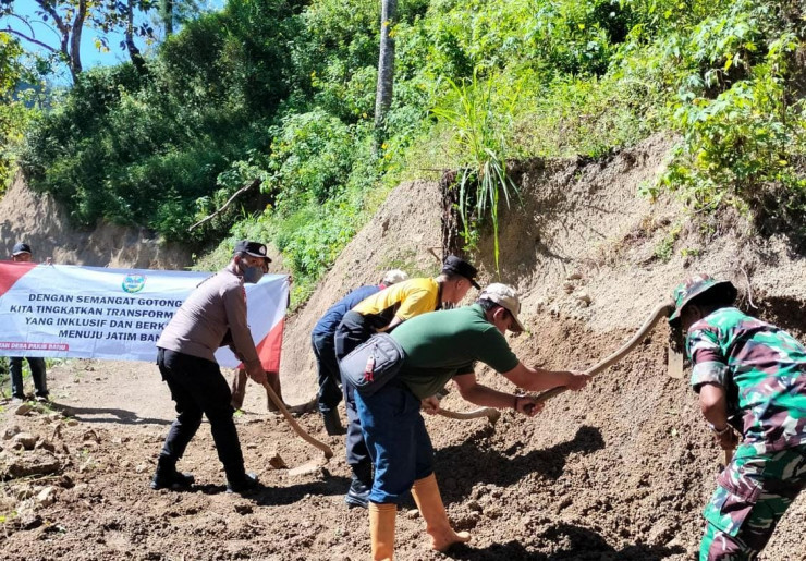Kompak Polisi Bersama TNI Bantu Warga Buka Jalan Baru di Pacitan