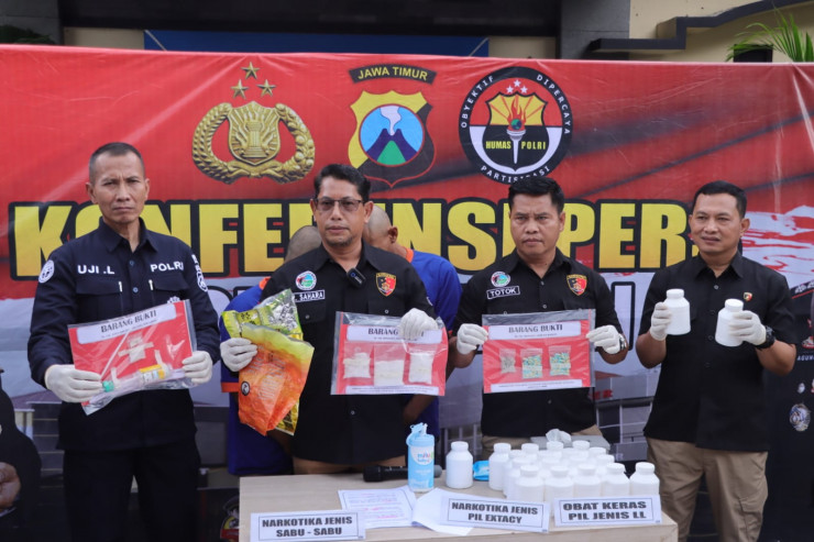 Polres Kediri Berhasil Ungkap Kasus Narkoba, Dua Tersangka Pengedar dan Ratusan Ribu Pil Dobel L Diamankan