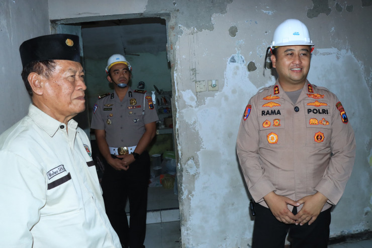 Polres Gresik Bedah Rumah Purnawirawan Polri di Driyorejo, Kado Hari Bhayangkara ke - 80