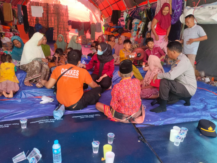 Polres Pamekasan Beri Bantuan Obat dan Layanan Kesehatan Untuk Warga Terdampak Longsor di Pasean