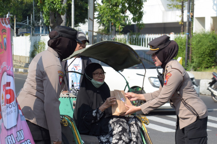 Aksi Simpatik Polwan Sapa Pagi Masyarakat Sidoarjo