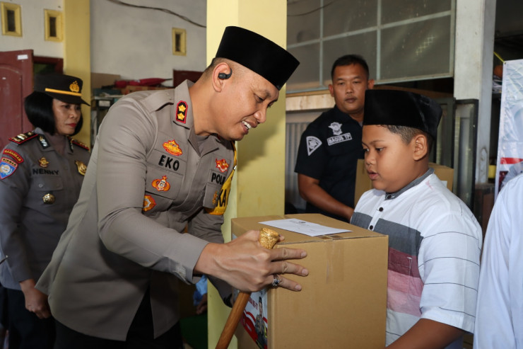 Jumat Barokah Polres Tulungagung Salurkan Bansos Untuk Ponpes dan Anak Yatim di Karangrejo
