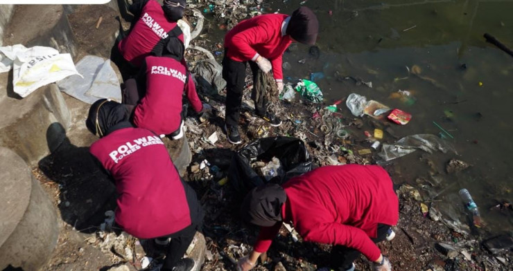 Peduli Lingkungan, Polwan Polres Gresik Bersihkan Sampah di Pantai Pekelingan