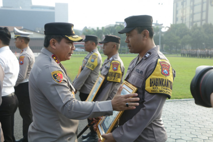 Kapolda Jatim Beri Penghargaan Kepada 59 Personel Polda dan Polres Yang Beprestasi